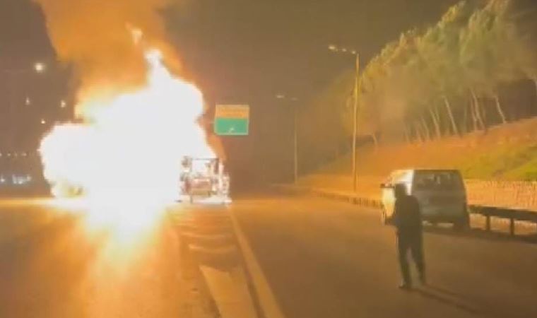 İstanbul’da panik anları: Seyir halindeki İETT otobüsü alev alev yandı!