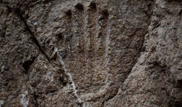 1000 yıllık hendek duvarında gizemli bir el izi keşfedildi
