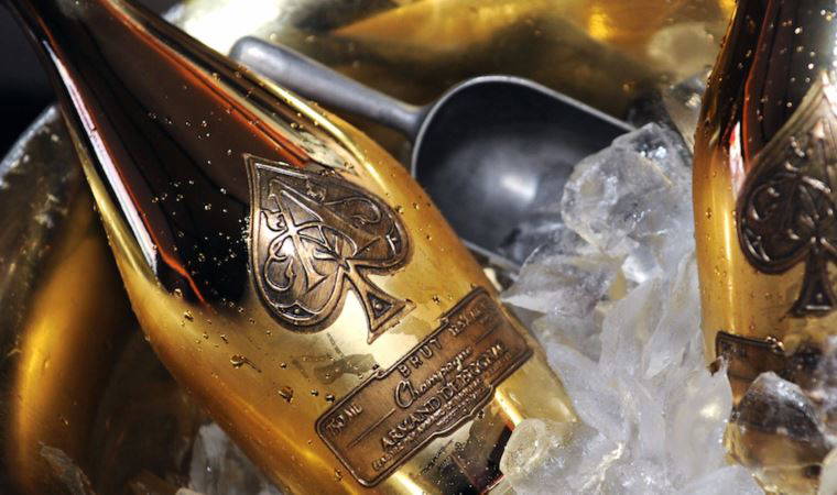 Etrafı şampanya şişeleriyle çevriliydi...