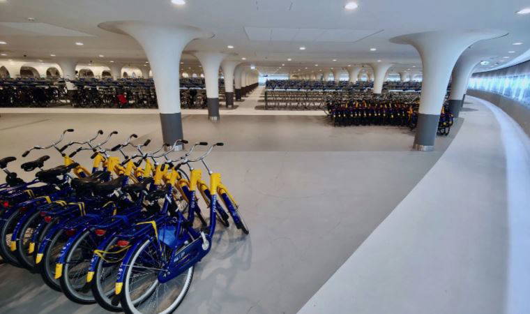 Hollanda suyun altına dev bisiklet garajı inşa etti