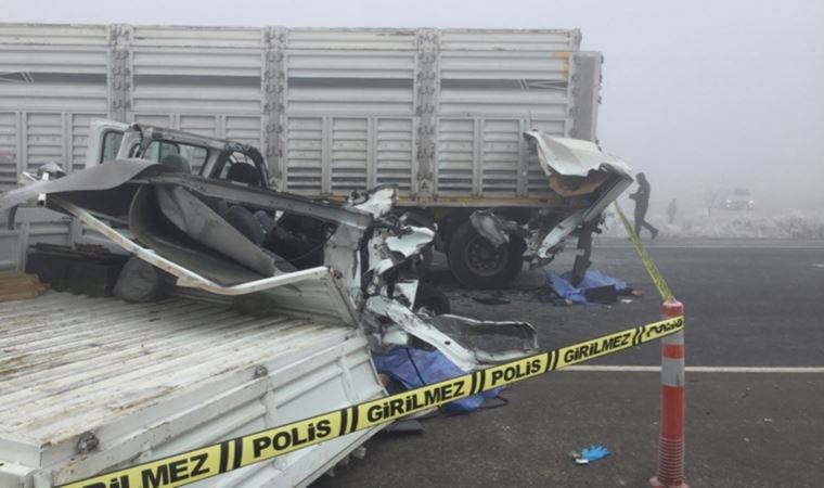 Son dakika... Askeri kamyonet TIR'a çarptı: 1'i astsubay 2 asker şehit