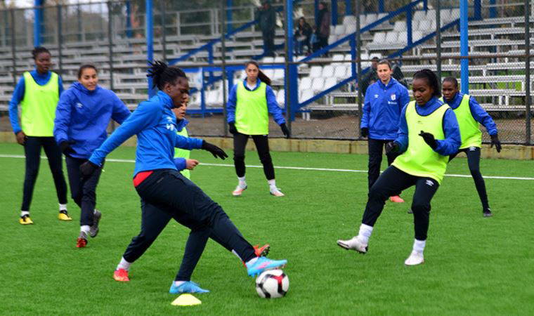 Fenerbahçe maçına hazırlanan kadın futbolcuların malzemelerini çaldılar