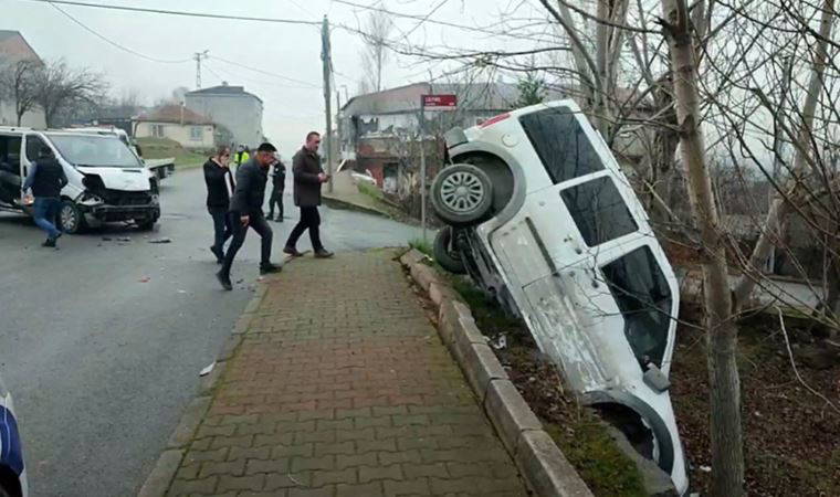 Arnavutköy'de faciadan dönüldü... Çarpışan iki araçtan biri boşluğa düştü: 3 yaralı