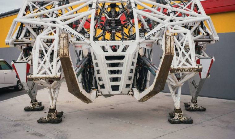 Dünya'nın 'en büyük' striptiz kulübü güvenlik için dev bir robotu işe aldı