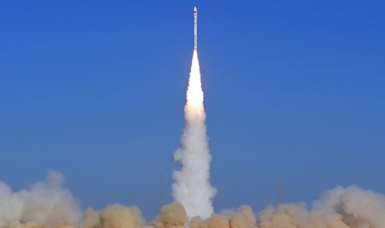 Çin, beş uydu taşıyan CERES-1 Y5 ticari roketini uzaya fırlattı