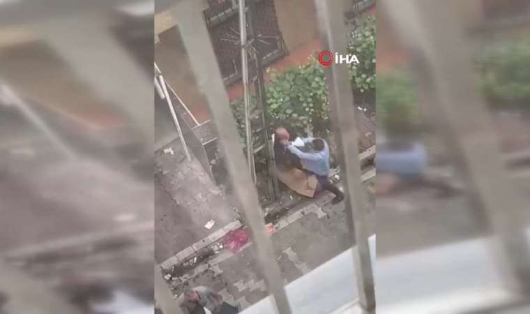 Yine Esenyurt’ta yine şiddet... Yaşlı adamı sokak ortasında defalarca darp ettiler!