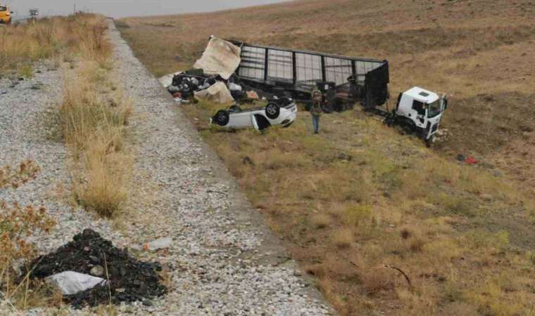 Otomobil tıra çarptı: 5 yaralı