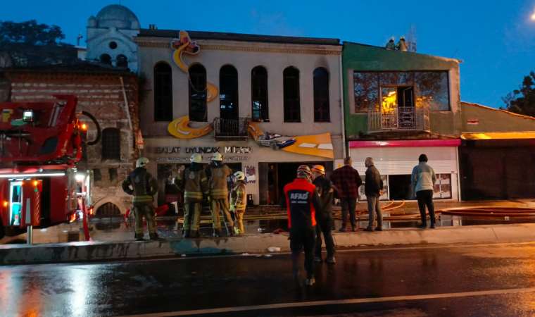 Balat'ta tarihi binada yangın...