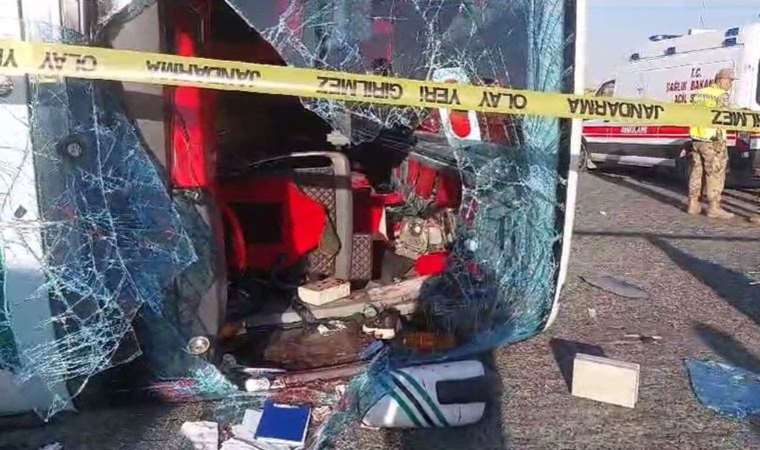 Şanlıurfa'da feci kaza... Otomobille çarpışan otobüs devrildi: 2 ölü, 25 yaralı