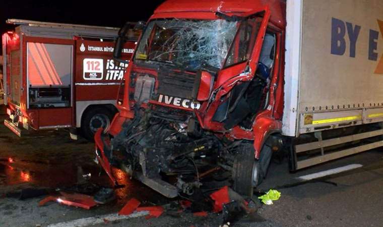 Beykoz'da feci kaza... Önce bariyerlere ardından park halindeki TIR'a çarptı