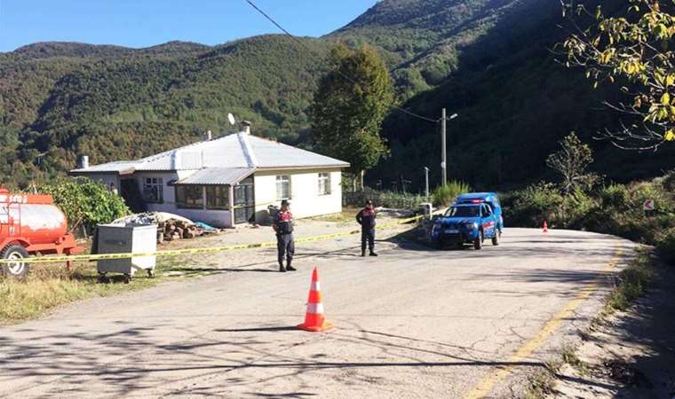 Kartepe'de dehşet... Tartıştığı muhtar babasını bacaklarından yaraladı!