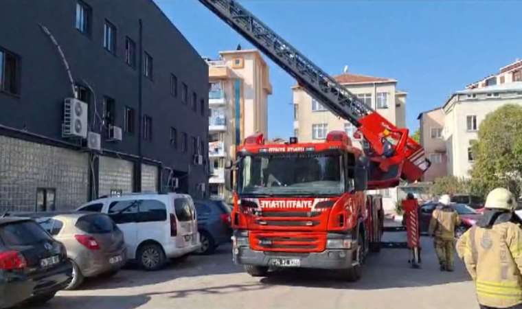 Belediye binasının çatısında çalışırken üzerine sac düştü!