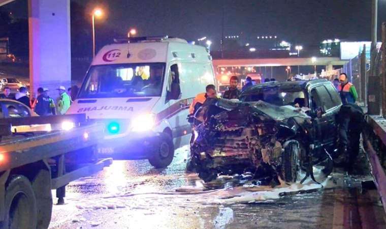 Merter D-100'de, makas atan cip bariyerlere çarpıp alev aldı: 1 ölü, 3 ağır yaralı