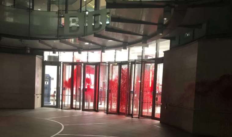 BBC'nin merkezine kırmızı boyalı saldırı gerçekleşti
