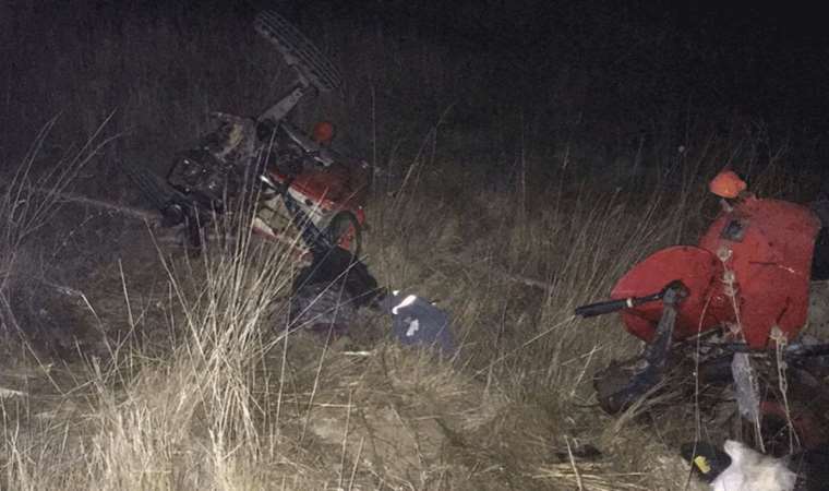 Yakıtı bitip yol kenarında duran traktöre TIR çarptı: 2 ölü, 1 yaralı