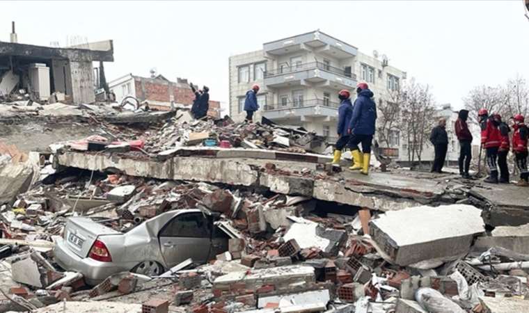 Depremde yıkılan bankanın kasasındaki 2 milyon liralık altınını bulunamadı