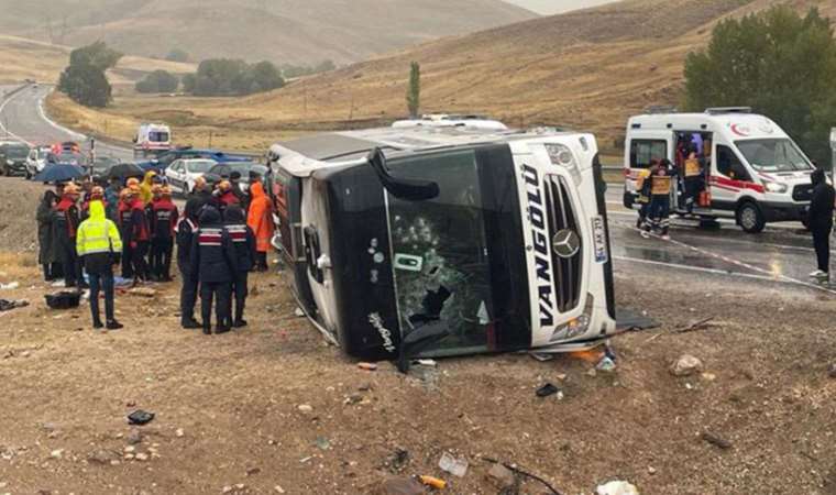 Sivas'taki korkunç kazada babasını kaybeden genç konuştu: Dönüşte ben 'uçakla gidelim', babam 'otobüsle gidelim' demişti...