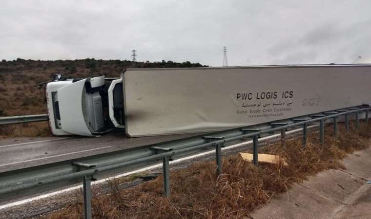 Balıkesir'de TIR devrildi.. Yol trafiğe kapandı!