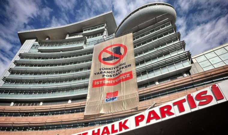 CHP Genel Merkezi'ne 'tezkere' pankartı: 'Türkiye'de yabancı asker postalı istemiyoruz'