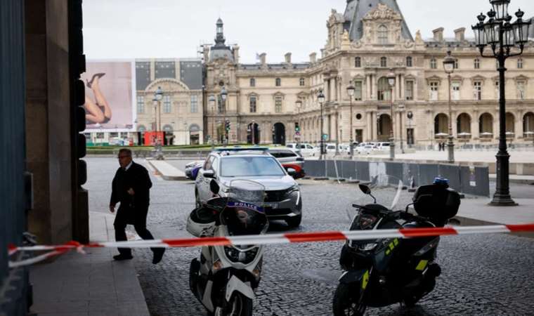 Fransa'da bomba paniği: Versailles Sarayı tahliye edildi