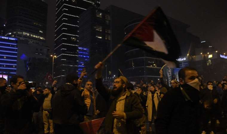 Son dakika.... İstanbul Valiliği'nden İsrail protestolarına ilişkin açıklama: 'Polislere saldıran 5 kişi gözaltına alındı, 1 kişi hayatını kaybetti'