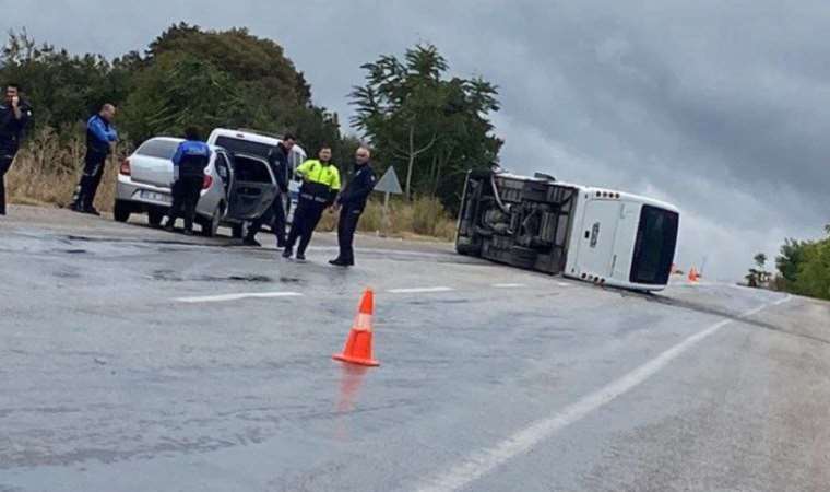 Gönen'de minibüs devrildi: 7’si polis 10 kişi yaralandı
