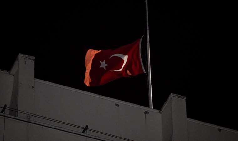 Türkiye'de bayraklar yarıya indirildi