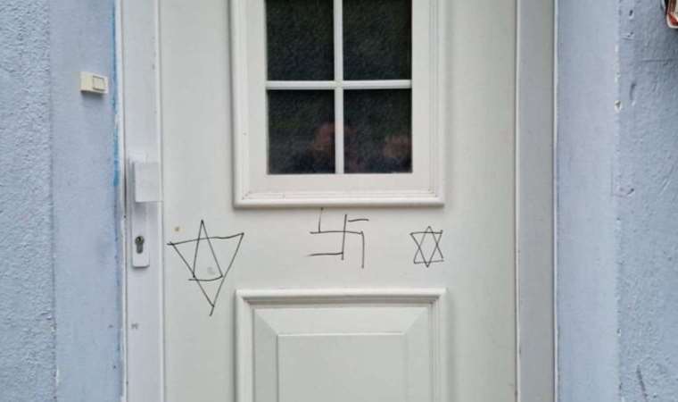 Camiye çirkin saldırı: Kapısına Nazi sembolü çizdiler