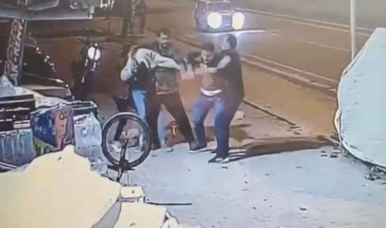 Baba ile oğluna 'Ne bakıyorsun' diyerek sopa ve muştayla saldırdılar!