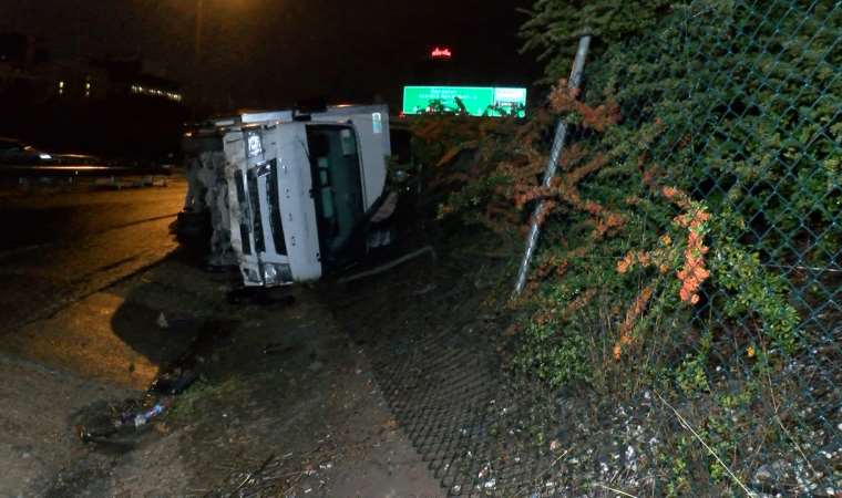 Ataşehir'de virajı alamayan kamyonet devrildi