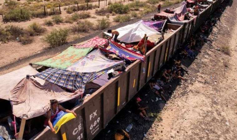 Meksika'da yük kamyonu devrildi: 10 göçmen öldü
