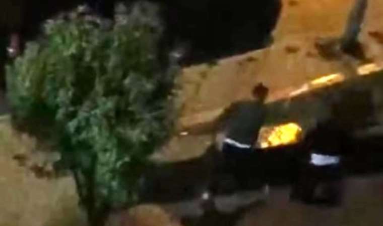 Anbean kaydedildi... Kavga ettiği kişinin fotoğrafını çekti, sonra dövmeye devam etti!