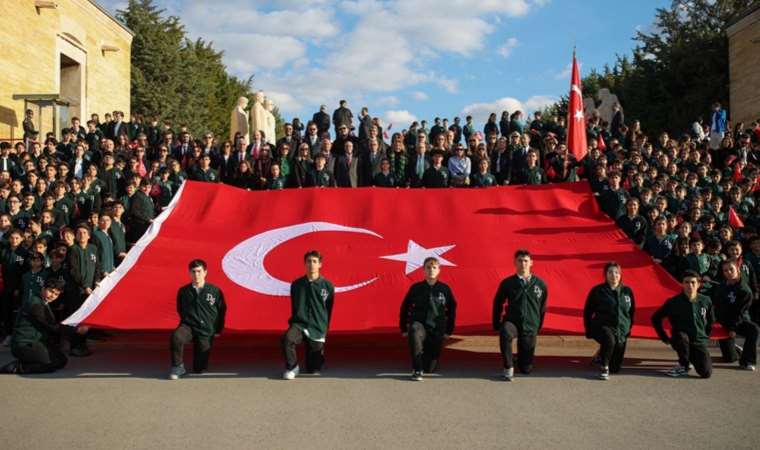 Darüşşafaka'dan Anıtkabir'e ziyaret: 'Cumhuriyetimizin 100. yılında geleceğe katkıda bulunmak için yolumuza devam ediyoruz'