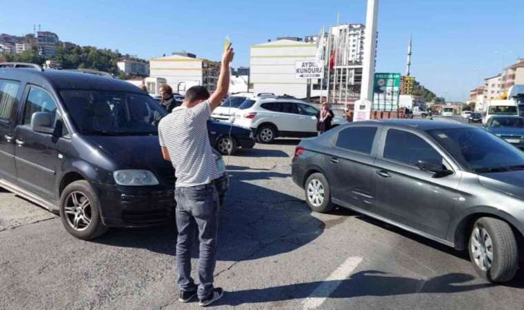 Kaza yaptı, serum şişesiyle aracının başında bekledi