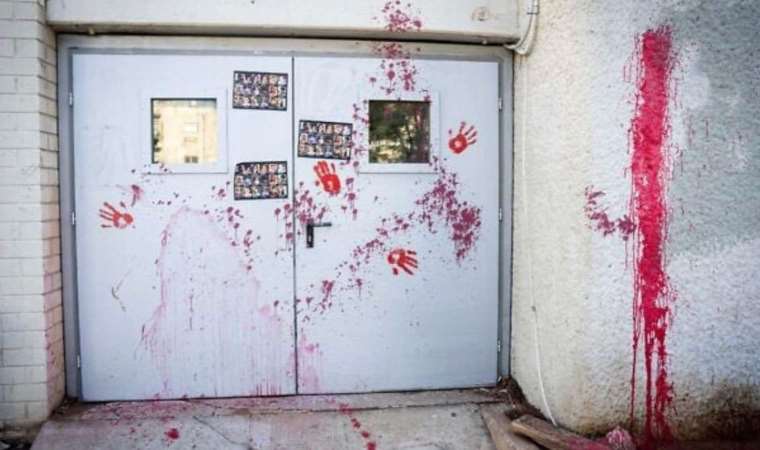 Netanyahu'nun parti binası kırmızıya boyandı: Rehinelerin fotoğrafları asıldı