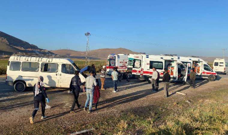 Tarım işçilerini taşıyan minibüs ile yakıt tankeri çarpıştı: 15 yaralı!