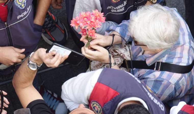 Cumartesi Anneleri'ne yine polis müdahalesi: 'Elimizde çiçek, kolumuzda kelepçe'