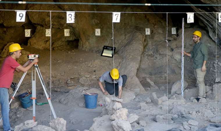 Kahramanmaraş'ta mağara kazısında 12 bin yıllık olduğu düşünülen mezar bulundu