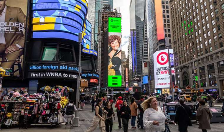New York Times Square'de 'Cumhuriyet’in Divası'