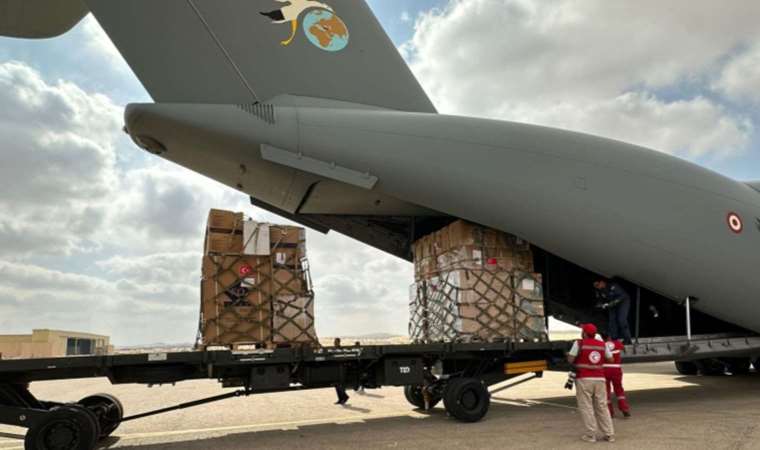 Gazze'ye yardım uçağı Mısır'da