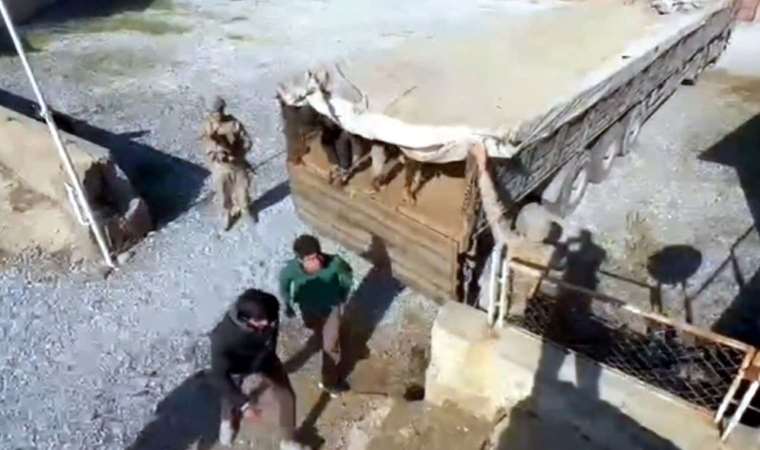 Bitlis'te TIR'ın dorsesinden 64 kaçak göçmen çıktı