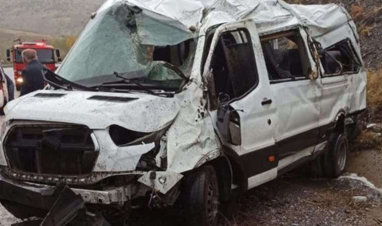 Van'da yolcu minibüsü takla attı: 7 yaralı