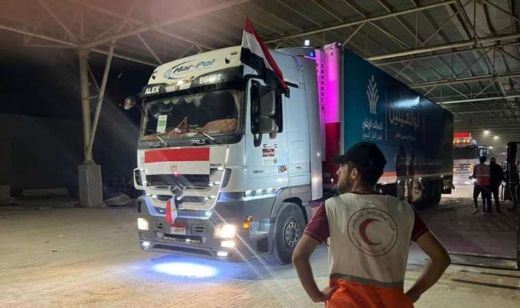 Gazze'ye 4. yardım konvoyu Refah Sınır Kapısı'ndan giriş yaptı