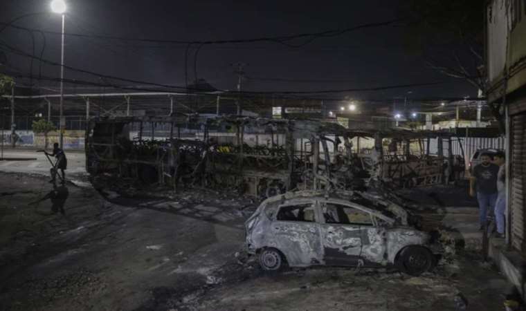 Liderleri öldürüldü: Araçları kundakladılar