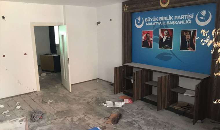 Duvarı delip ne var ne yoksa götürdüler!