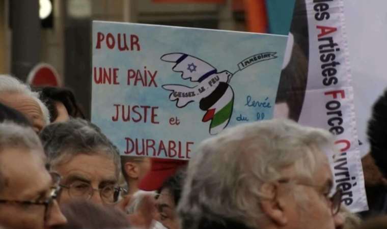 Protest held in Paris in solidarity with Palestinians