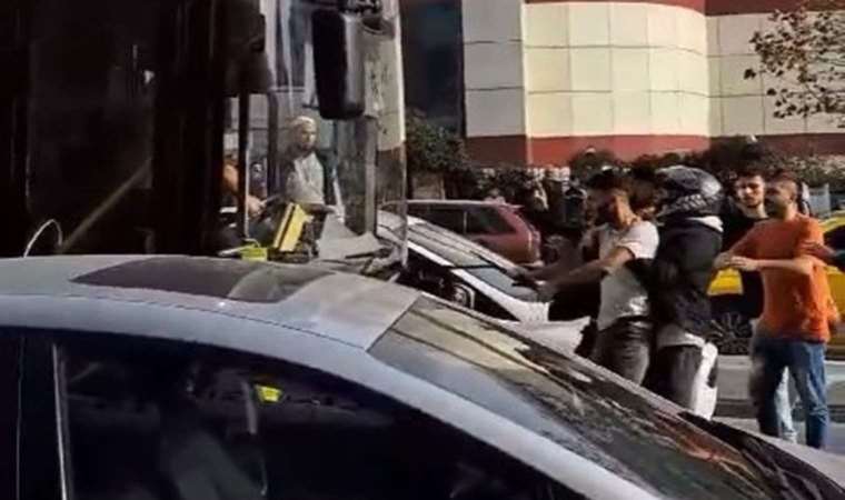 Esenyurt'ta yol verme tartışması: Camları yumrukladı, silecekleri kırdı!