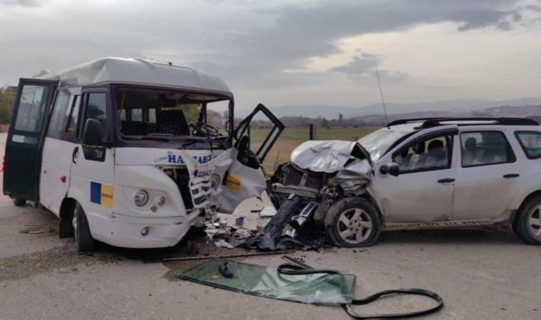 Bursa'da cip, yolcu minibüsüne çarptı: Çok sayıda yaralı var!