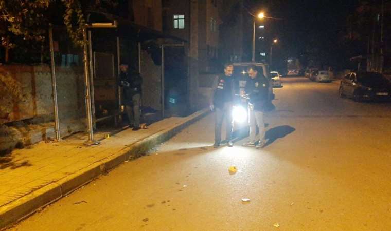 Durakta bekleyenlere silahla saldırdı: 3 yaralı