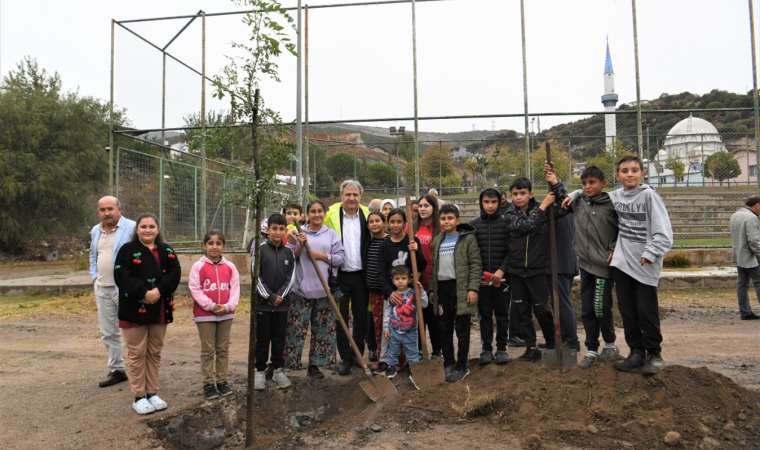 Cumhuriyet’in 100. yılında 100 fidan toprakla buluştu
